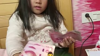 大學(xué)的女兒跟爸爸要3000元一個(gè)月的生活費(fèi)！
