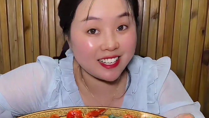 远景楼的宵夜真的便宜品质又好，板眼又多68吃3斤中虾还有多种口味可选#吃小龙虾的季节 #眉山美食 #