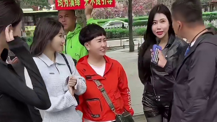 #搞笑视频 #小姐姐尴尬了 #搭讪美女 #爆笑来袭 #香酥蝉蛹