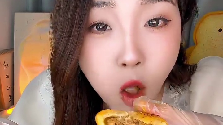 它会爆汁！！！！终于吃上门钉肉饼了，小火慢煎！太多肉肉了！好吃好吃真的好吃！就是吃的时候要注意！爆汁