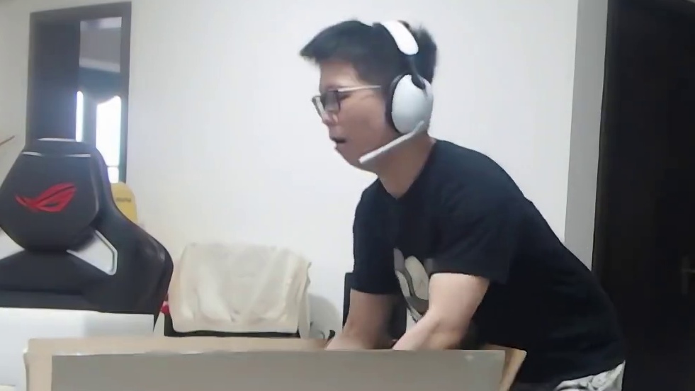 新电脑就位 #电脑 #余小c #青蛙