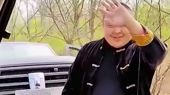 婚车不走回头路，礼让婚车翻沟里#婚车讲究 #结婚  #温暖  #搞笑 #万万没想到