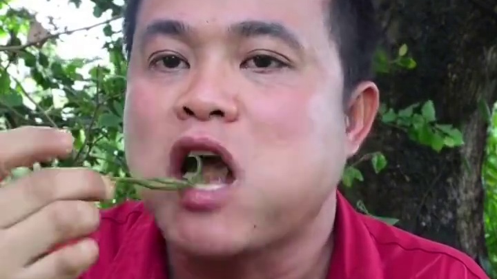 迷你小苦瓜糊辣大脚螺 #泰国吃播视频 #泰国大叔 #泰国美食 #泰国生活 #内容启发搜索