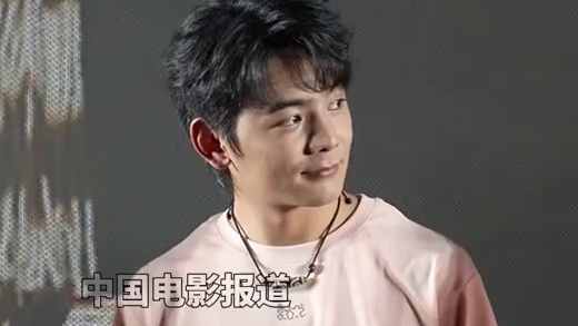 #丁真拍电影需要骑假马 #电影永不失联的爱 观影活动，导演丁培透露因为特写镜头需要骑假马拍摄，#丁真