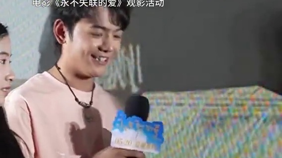 #电影永不失联的爱北京首映礼 #丁真被影迷现场送灯泡 影迷说他的出现点亮了他们的世界， #丁真 对于
