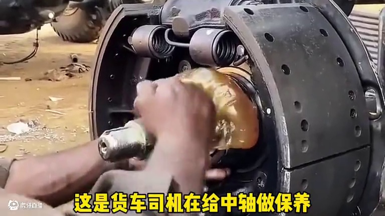 为什么很多货车旁边都会停着一辆电动车？#货车 #电动车 #保养