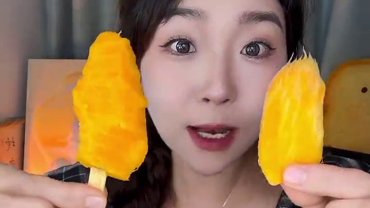 一整个小台芒冷冻！没有完全解冻的时候像吃冰沙一样！！！真的好好吃呀！！比其他的冰淇淋要健康很多捏！配