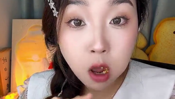 姐妹们就咸蛋黄味的！真的好好吃！味道是真的浓郁，酥皮掉渣！皮薄馅大！一袋里面是五个哦！纯手工制作！#