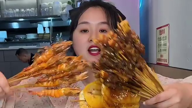 15.910只烤大虾，49块9三斤辣卤小龙虾，88就能安排2~3人的夜宵套餐，真的太划算了。#宵夜 