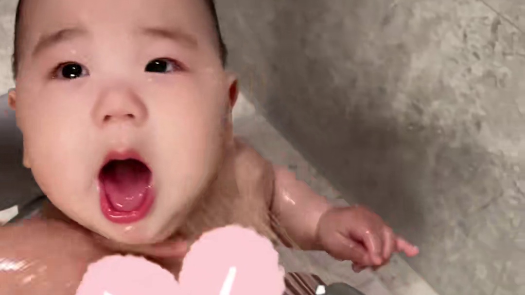 老母亲滤镜：我的崽咋越看越可爱！！！洗澡笑的好可爱~#内容过于真实 #人类幼崽越养越上头