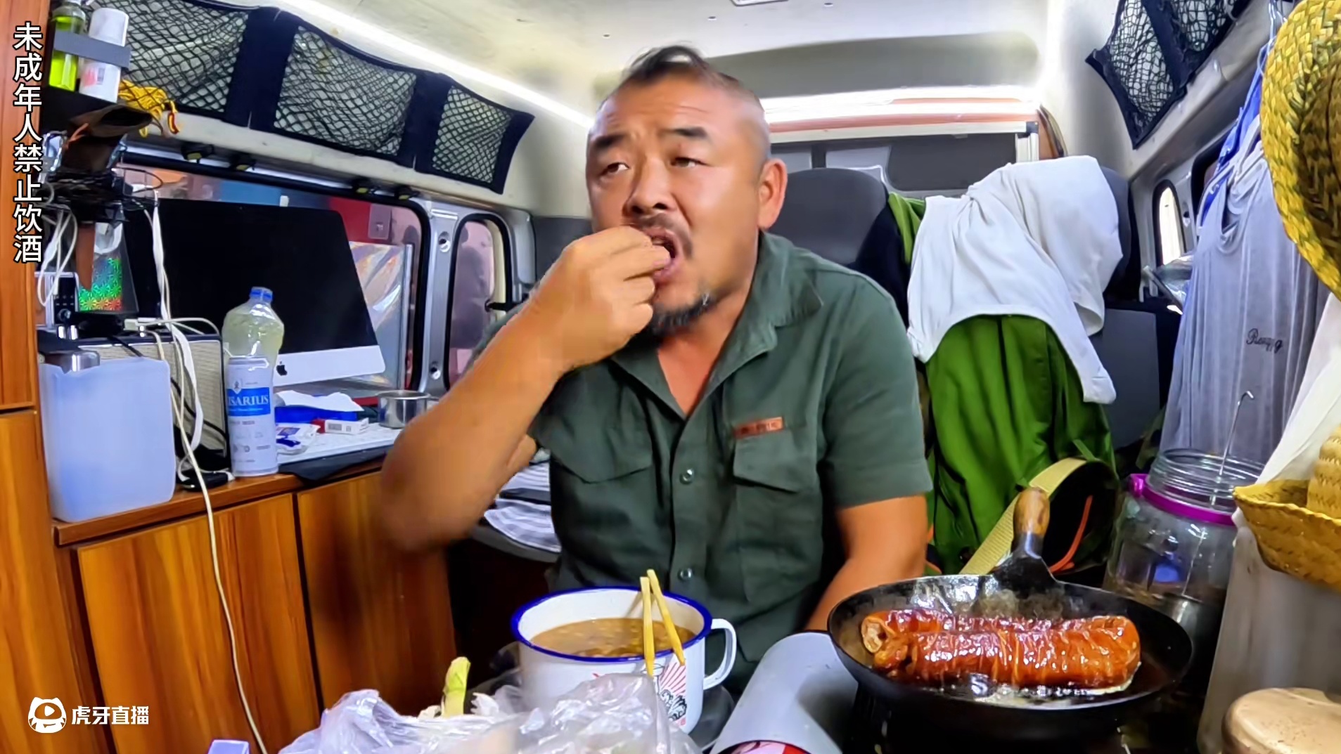 沙和尚来到黑龙江大庆市，下雨降温在车里煎猪大肠吃，真馋人啊