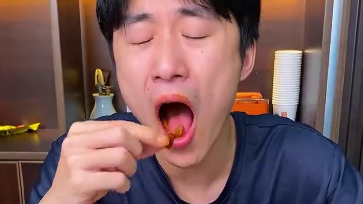 超好吃的麻辣鸡肉条，秘制辣椒先卤后烤，丝丝入味#好吃到停不下来 #辣条 #追剧小零食 #零食推荐