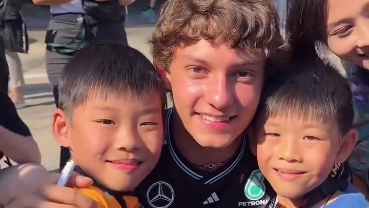 安东内利和小车迷合影 小孩哥抱着两个小小孩哥，好可爱的画面～#安东内利 #kimi安东内利 #基米安