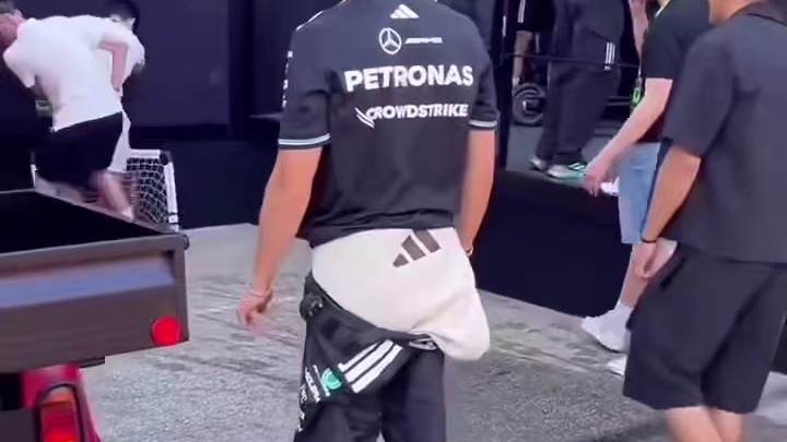 Kimi全班同学都来了～ 大批teenagers已抵达战场～趁着托托这个周末不在，安东内利把梅奔的车