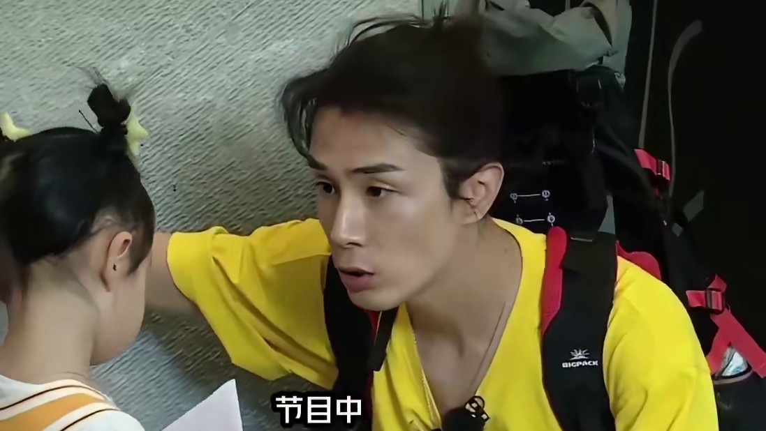 陈飞宇被她飞吻击倒，吃醋乐坏众人  (1)