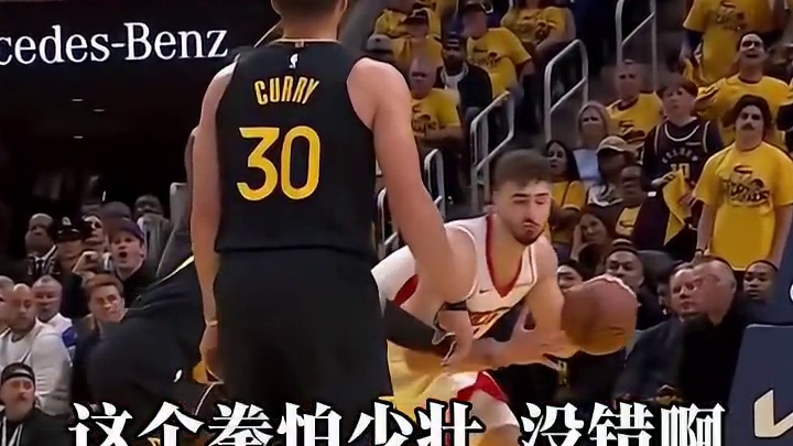 这是什么防守？申京抢到前场篮板后被希尔德打到面部