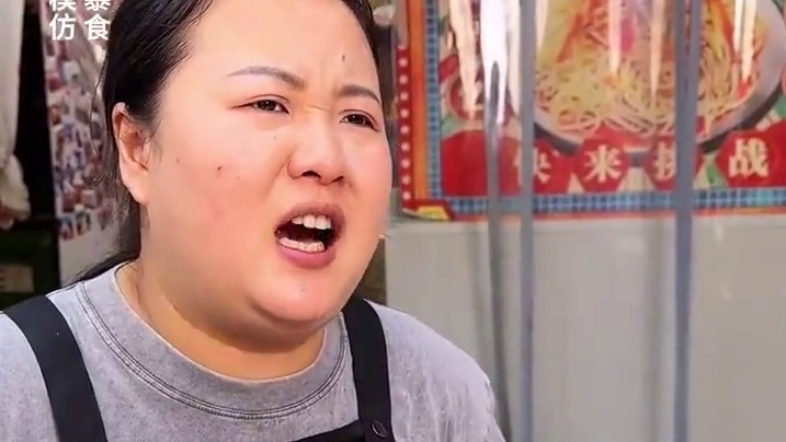 谁说女生食量小？陕西妹子原本想挑战2斤面，结果狂炫5两面不够，又加了一斤米线惊呆全场！#挑战 #豌杂