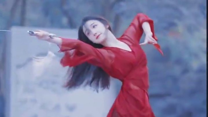 挥剑断天涯，相思轻放下～ #遇见她如春水映梨花 #天下 #剑舞 #又被古典舞美到了