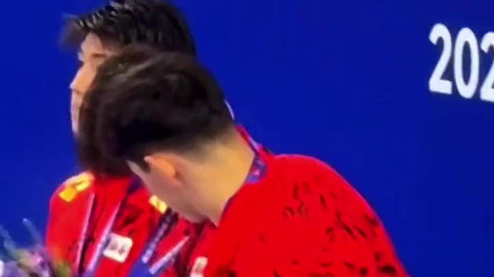 孙杨祝贺两位弟弟冠亚军，合影还帮潘展乐整理牌子，真的太暖心了