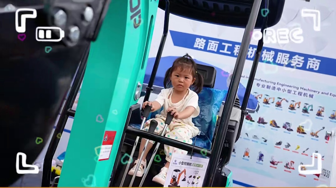 当萌娃遇上钢铁巨兽