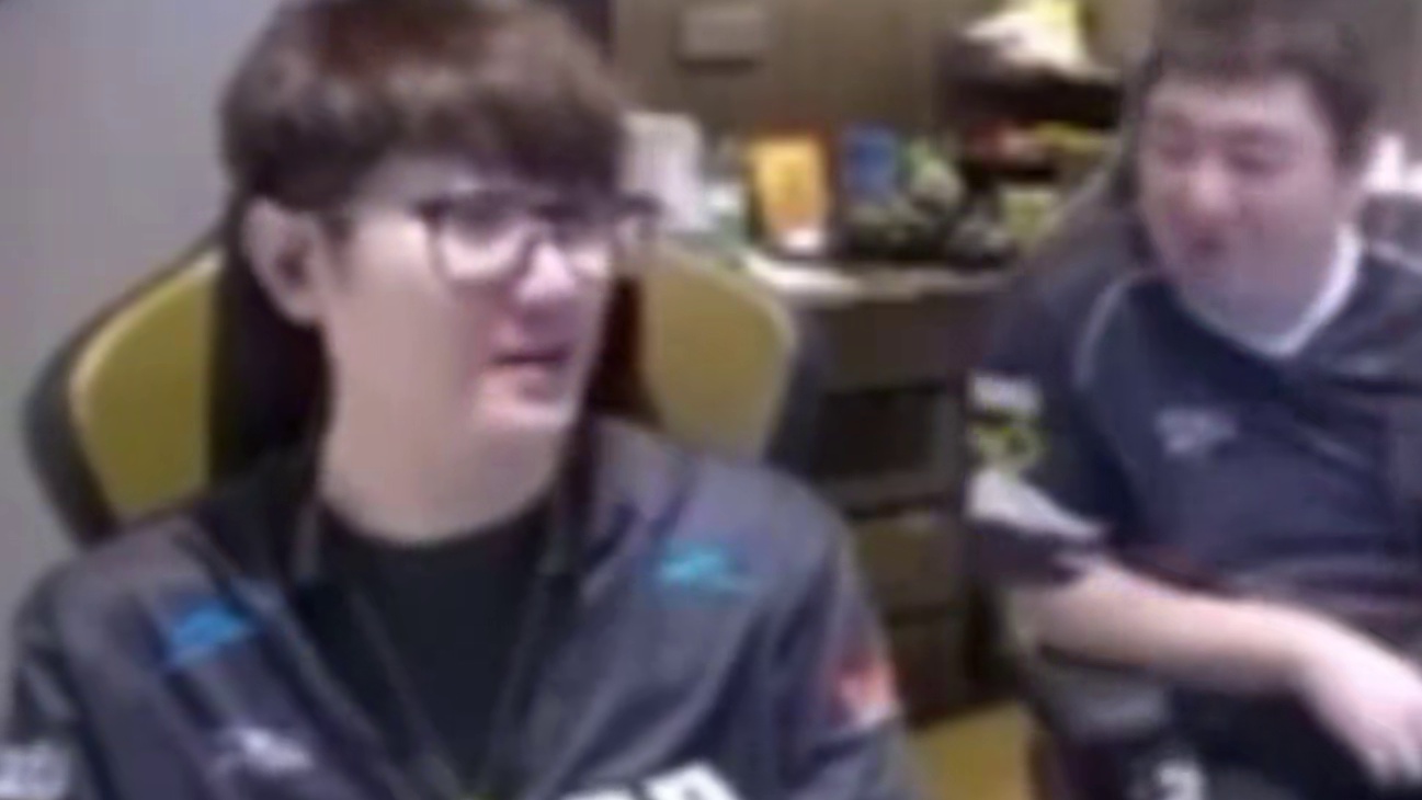 沙特收购的俱乐部待遇太好.给老白红旗馋坏了.老白直言不行把白鲨也卖了.自己带着红旗去当狗#白鲨ayo