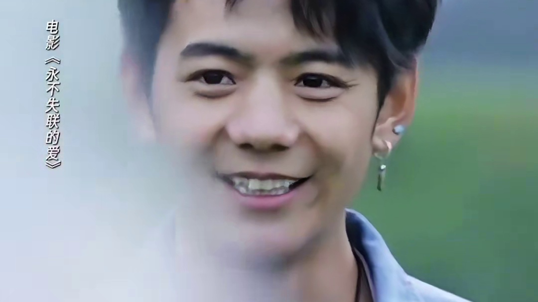 #饶雪漫感谢丁真全程陪伴拍摄 #饶雪漫 说虽然#丁真 在#电影永不失联的爱 中戏份不多，但他还是全程