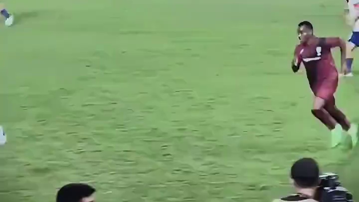 正常铲球国足球员被日本球迷辱骂！