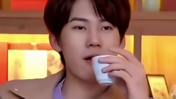 张真源快给自己喝溺水了