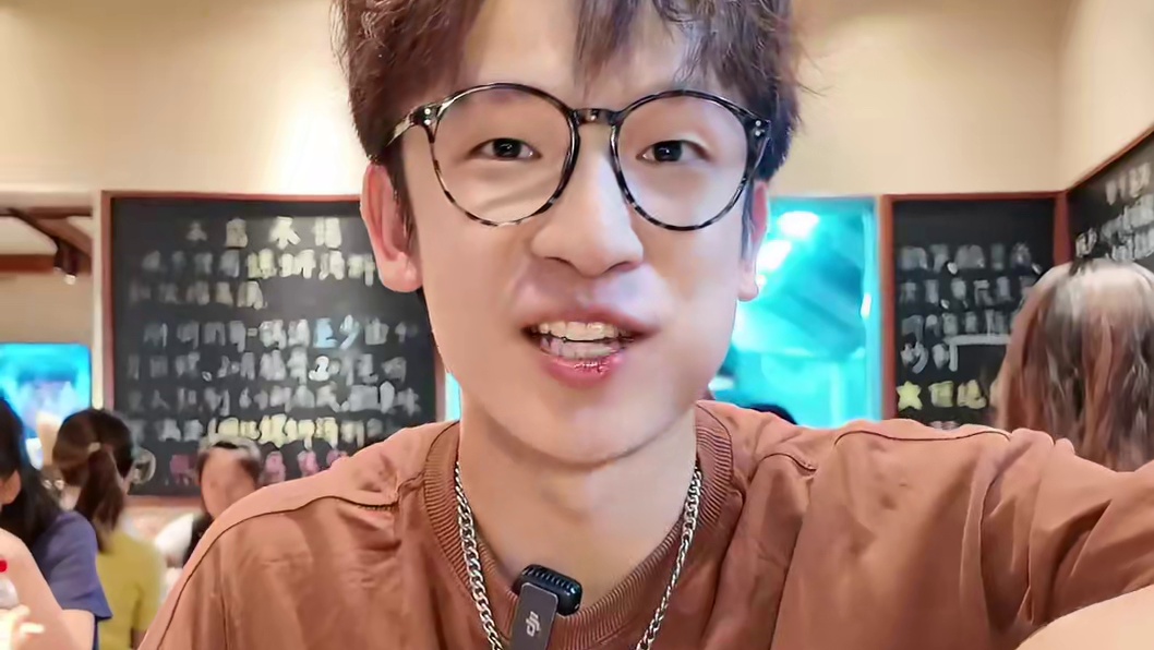 太久没吃过这么好吃的生炒螺蛳粉了，怪不得要排这么长的队！ #炒螺丝粉 #螺蛳粉 #烟火广州 #广式夜