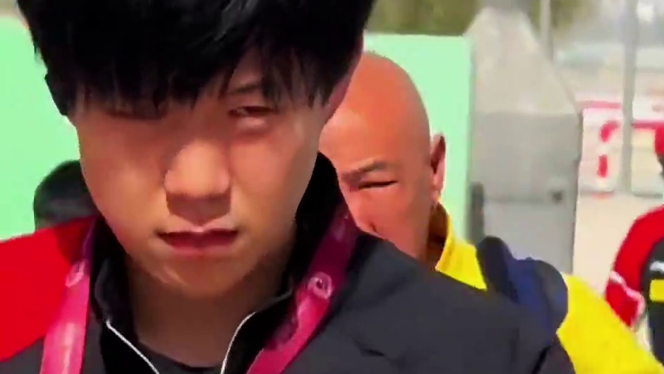 一家四口整齐出发，莎头混双比赛加油