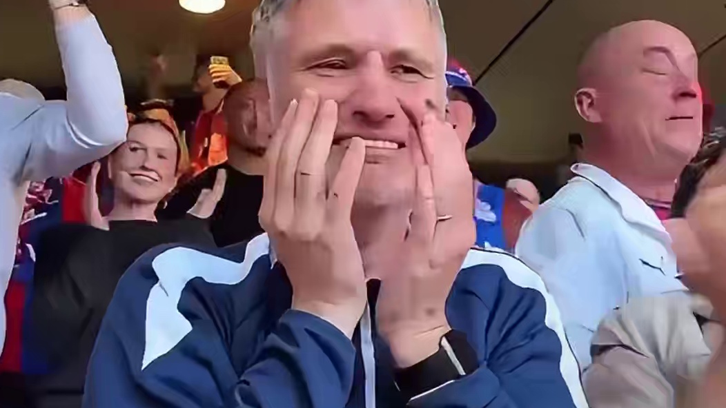 动容!水晶宫队史120年首冠 看台上的老球迷们早已泪流满面 #水晶宫 #足总杯 #足球的魅力 #足球