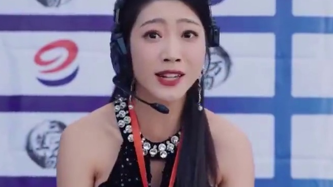 车神张弛消失五年后，化身出租车司机 一次救孕妇时误入赛道并且夺冠，展现惊人车技。此时米兰车队深陷与公