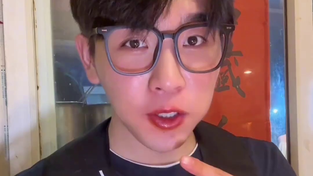 重庆爆辣火锅初体验！全红锅底越吃越上头#吃货日常 #美食volg #今天吃啥