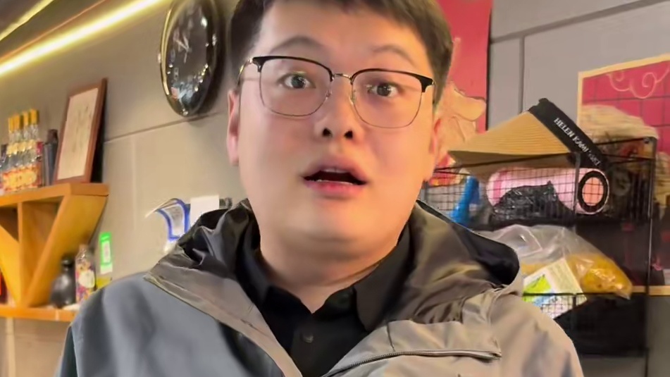 挑战一张白纸吃遍美食 挑战一张白纸吃老徐牛肉饭！#交换美好 #叶子换饭 #人间温暖#美食