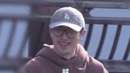 #白客笑的好甜啊 #白客  白客结束工作与身边人闲聊，笑得好甜啊！