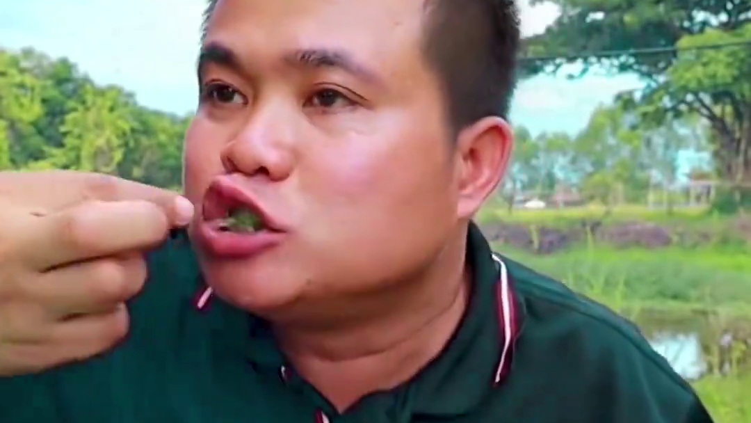 泰式鲜辣酱汁️刺身新鲜‍大龙虾 #最爱吃海鲜 #泰国大叔 #泰国吃播视频 #泰国美食 #内容启发搜索