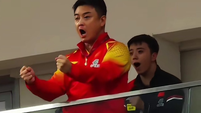 王皓压力山大，看台上站起身为高远助威，高远最后逆转晋级