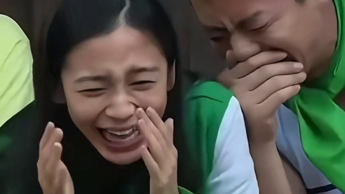 眼里没有救人的想法，全是对朋友的嘲笑