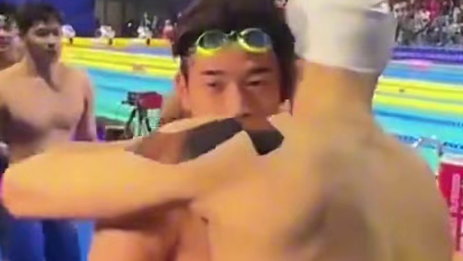 潘展乐200米和400米自由泳均夺冠，赛后还和孙杨相拥，这一幕太催泪