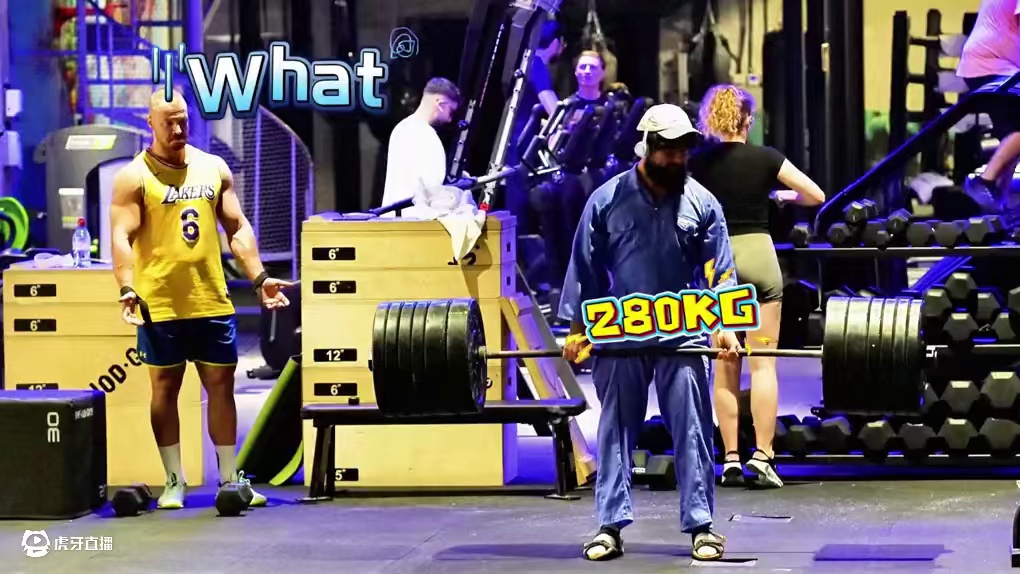扫地僧硬拉280公斤杠铃，肌肉男在一旁愣住了？彻底震碎三观 扫地僧硬拉280公斤杠铃，肌肉男在一旁愣