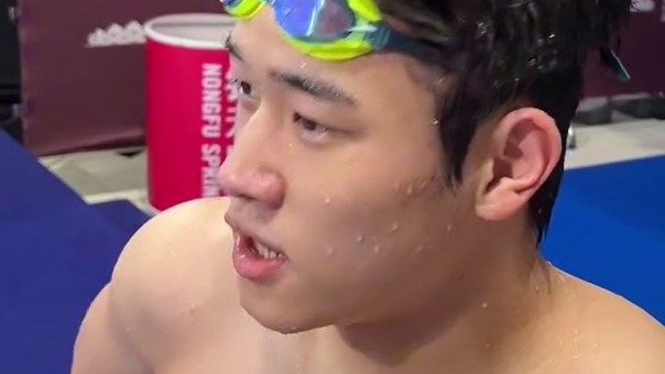 潘展乐200米自由泳夺冠，赛后汪顺笑着握手祝贺他