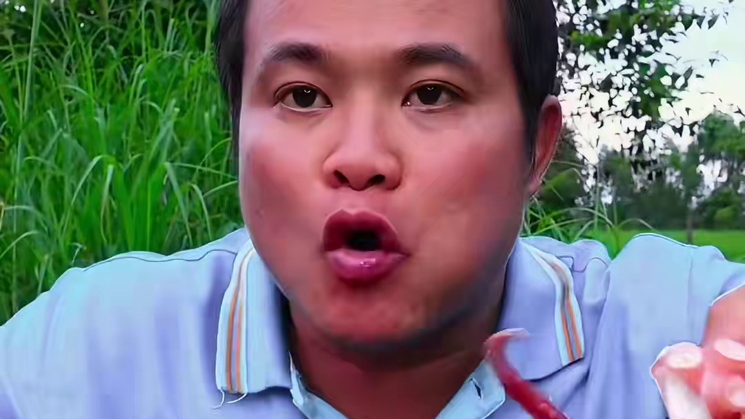 鲜辣酱汁️喝蟹黄搭配鲜嫩大章鱼足 #最爱吃海鲜 #泰国大叔 #泰国吃播视频 #泰国美食 #内容启发搜