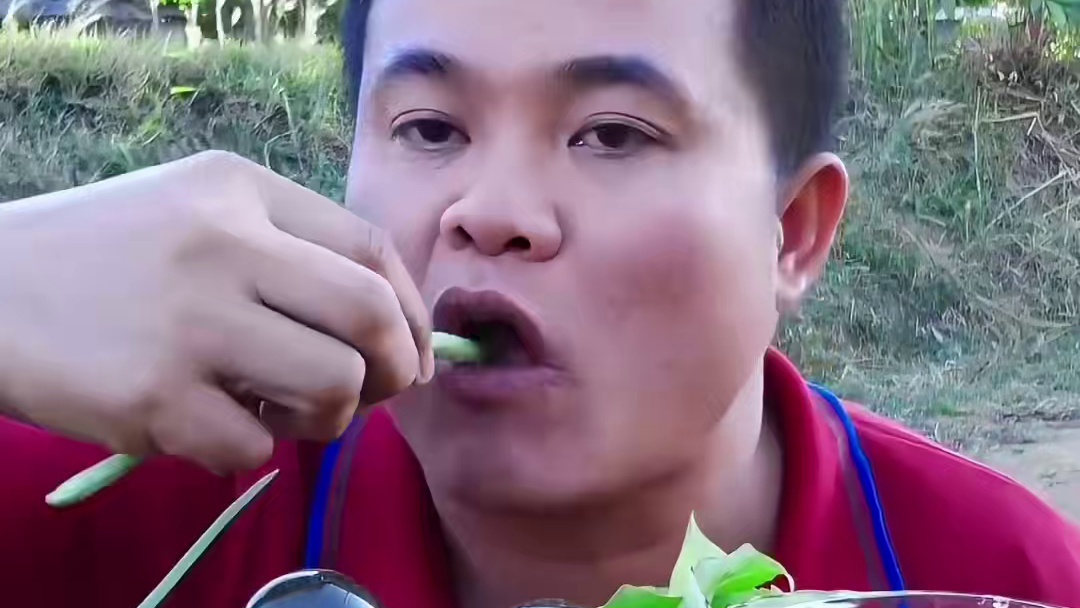 酸辣椒汁️长豆角冰镇‍大黑螺 #泰国大叔 #泰国吃播视频 #泰国美食 #内容启发搜索 #泰国大田螺