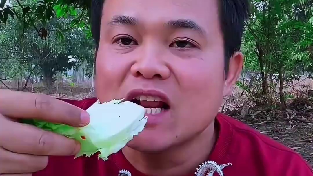 罗马脆生菜泰椒️凉拌‍大墨鱼 #最爱吃海鲜 #泰国大叔 #泰国吃播视频 #泰国美食 #内容启发搜索