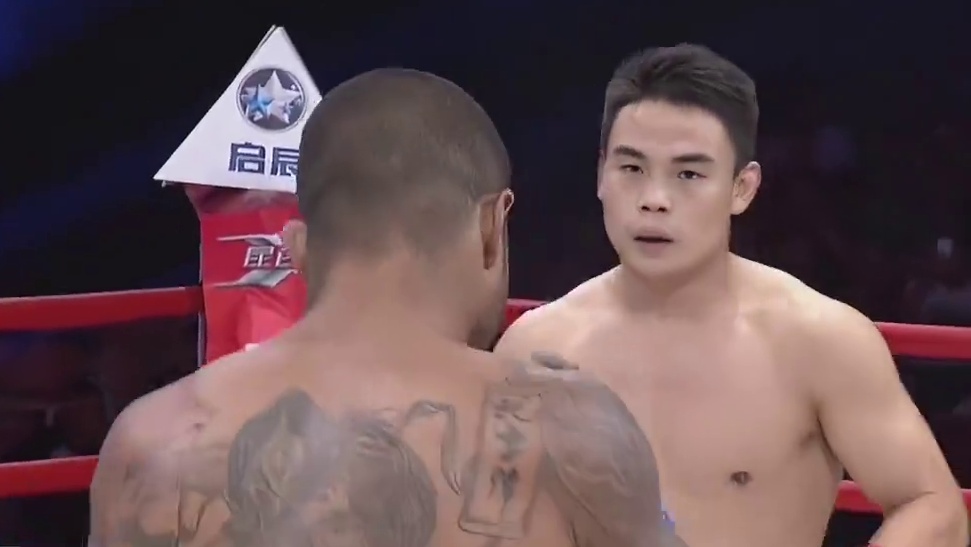 巴西黑人擂台使用违规动作足球踢，中国小伙暴怒，铁拳轰出擂台