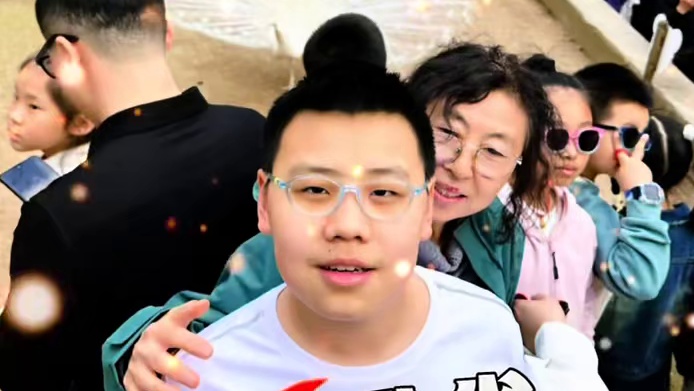 接白孔雀开屏好运 今天去动物园可太幸运啦！那白孔雀一瞧见我，竟缓缓开屏。洁白羽毛宛如梦幻画卷，美得让人移不开眼。这好运我要分享给点赞的你们！愿下半年，大家万事顺意，像芝麻开花般节节……