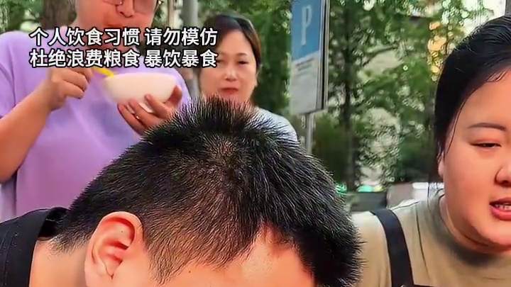 小伙挑战7两豌杂面，路人直呼好大一碗！#小面调料 #妈呀太香了