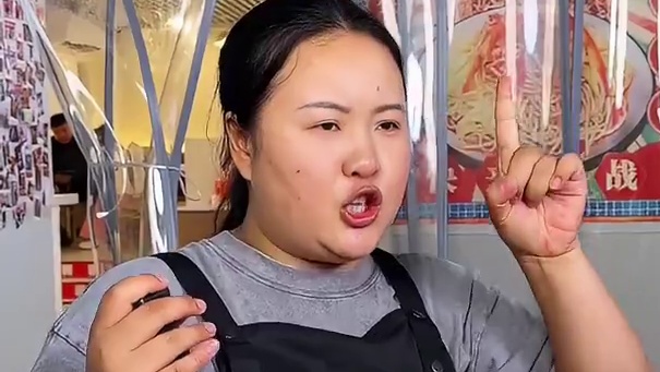 5两豌杂面吃完意犹未尽，再加一斤米线，这个陕西妹妹深藏不露啊！#妈呀太香了 #这一碗面好过瘾 #重庆