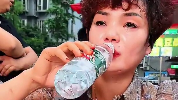 在广东呆了30多年的重庆姐姐终于回来挑战6两豌杂面，以前经常看我们视频，还买过我们小面调料的忠实粉丝