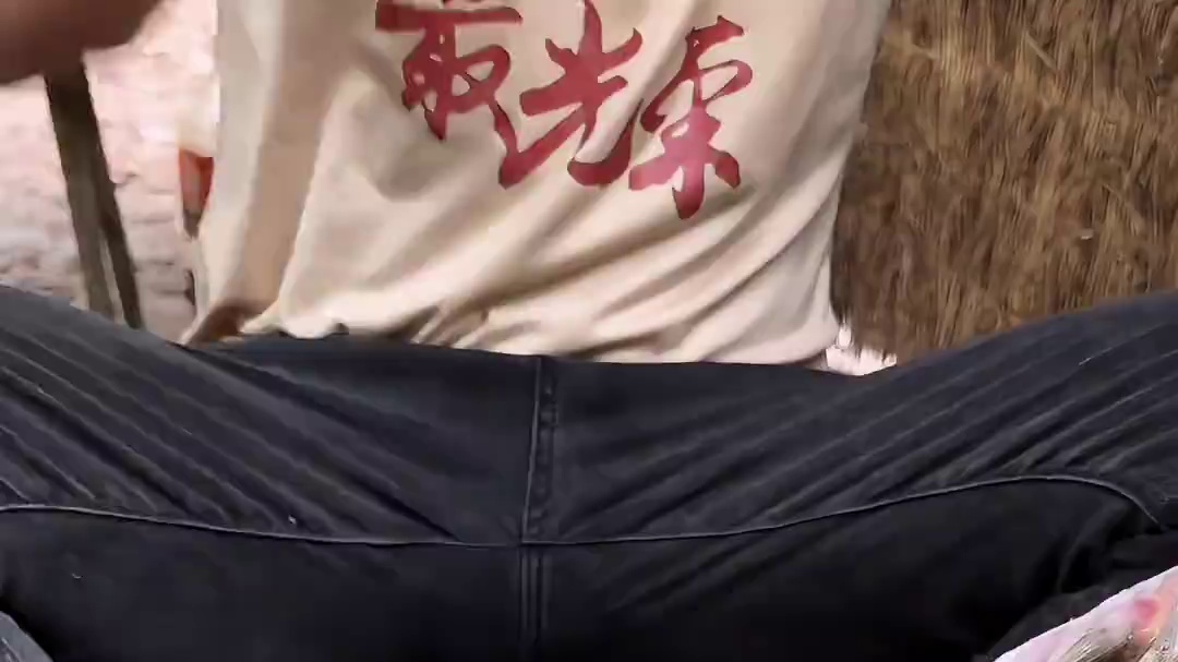 #农村生活 #记录我的农村生活 #乡村美食 今天吃腊肉炖鱼用煮腊肉的汤炖鱼原汁原味汤美鱼鲜腊肉煮的软